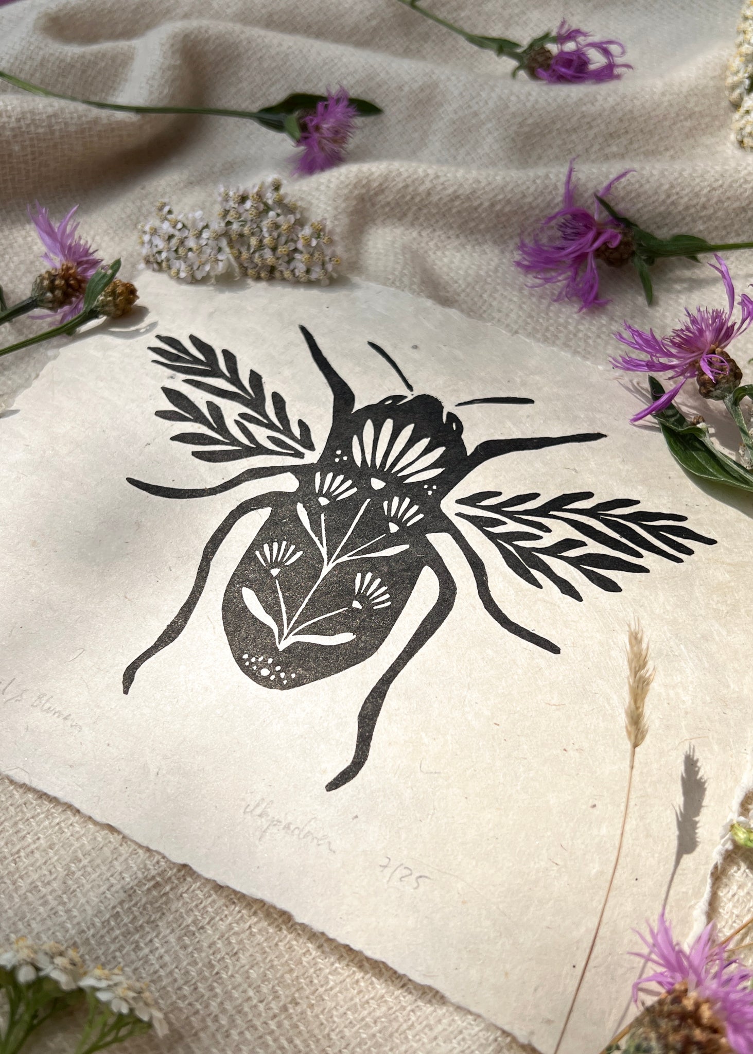 Hummel & Blumen Linoldruck - art.from.ilkas.heart  