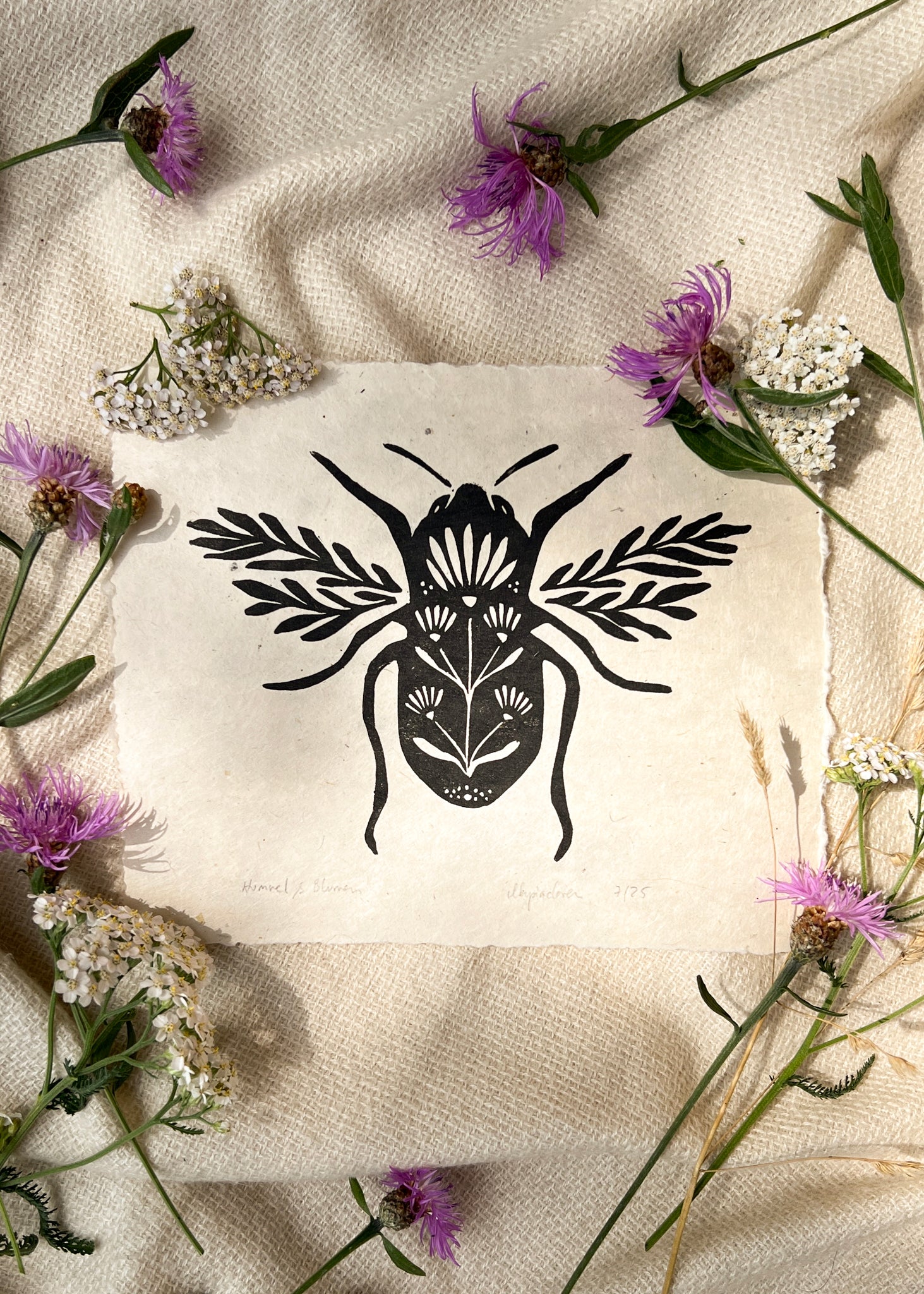 Hummel & Blumen Linoldruck - art.from.ilkas.heart  