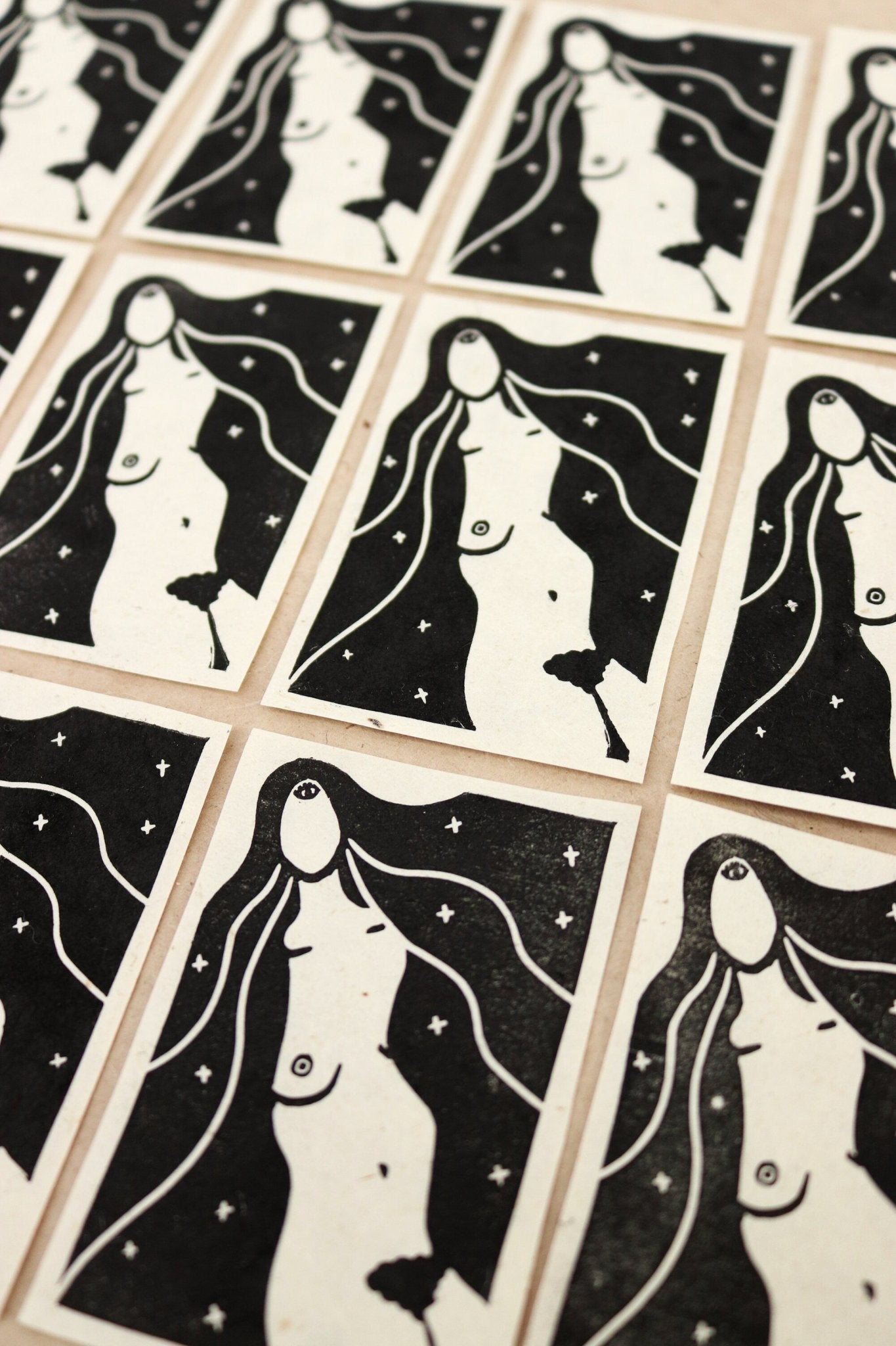 She who sees Mini Linoldruck - art.from.ilkas.heart