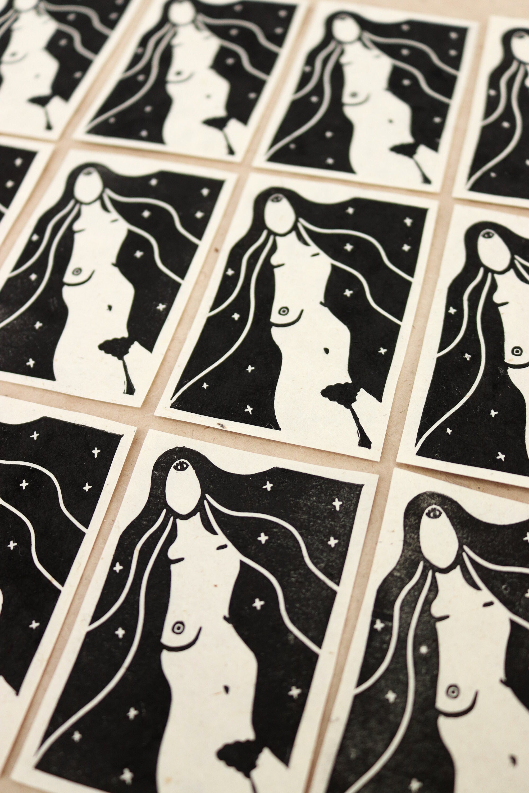 She who sees Mini Linoldruck - art.from.ilkas.heart  