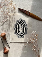 Vulva Goddess Linoldruck - art.from.ilkas.heart  